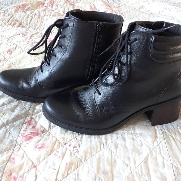 NWOT Clarks Hollis Jasmine Black Leather Boots NEW - Picture 7 of 16